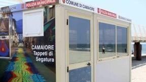 Il prefabbricato che fungerà da ufficio estivo dei vigili urbani collocato nei pressi del pontile di Lido