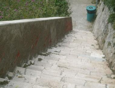 <b>SCALE</b> Una ripida rampa senza corrimano 