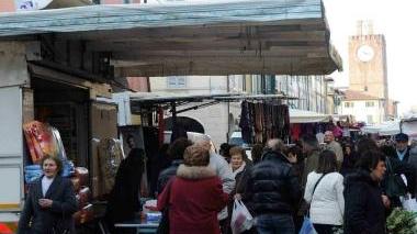 Il mercato del giovedì a Cascina