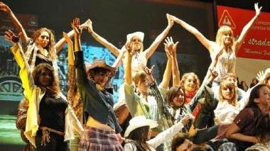 Da sinistra i ragazzi della scuola di musica Tacchella, il comandante della polizia municipale Galeazzi coi vincitori delle medie. Gli allievi premiati del biennio superiore e Aldo e Monica Fabbri genitori di Federico