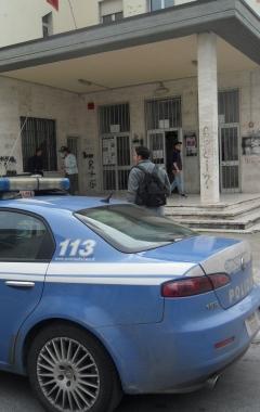 <b>AGGUATO CON LE SPRANGHE.</b> La volante della polizia al Marconi 