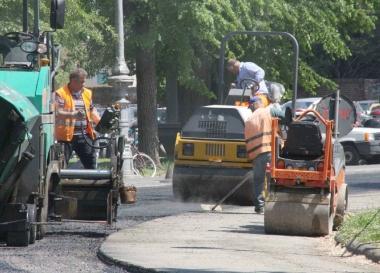A destra, lavori di asfaltatura In basso, lassessore Calamai     