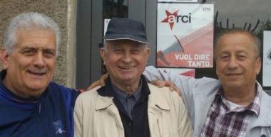 I dirigenti del circolo; da sinistra il segretario Ettore Puccini, il presidente Bruno Tongiorgi e il consigliere Mauro Pasquinelli; a destra la Provinciale ancora in terra battuta 