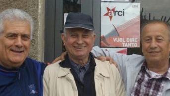 I dirigenti del circolo; da sinistra il segretario Ettore Puccini, il presidente Bruno Tongiorgi e il consigliere Mauro Pasquinelli; a destra la Provinciale ancora in terra battuta