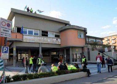 Una protesta davanti al Comune dei lavoratori della ditta Costa   