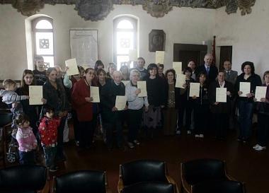 A lato: le famiglie che hanno ricevuto le chiavi della casa in municipio Sotto: lassessore Conforti 
