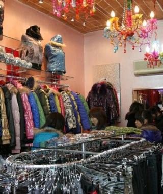 Confezione cinese In alto a destra lavoratori in un capannone dopo un blitz 