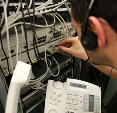 Un tecnico al lavoro in una centralina per le intercettazioni    