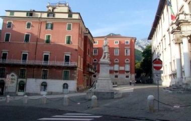 Il monumento a Giuseppe Mazzini in piazza Accademia  