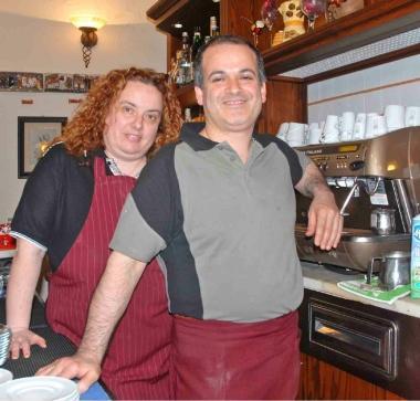 Nadia e Giuseppe titolari del Caff&egrave; Duomo sotto linterno del locale    