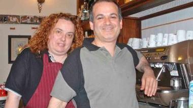 Nadia e Giuseppe titolari del Caffè Duomo sotto l’interno del locale