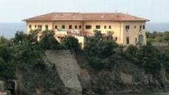 Uno scorcio dell’hotel Godilonda visto dalla baia del Sorriso