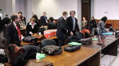 In basso il giudice De Mattia: ha chiesto la trascrizione delle intercettazioni effettuate nell’inchiesta. A destra il banco degli imputati
