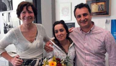 Maria Luisa Fratto fra Rigoletta Vincenti e Luca Ragoni e con il bouquet di fiori    