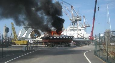 <b>PAURA IN PORTO. </b>Il denso fumo nero e le fiamme che ieri hanno distrutto la Pilotina 2 (foto inviata dal lettore Massimo Gori) 
