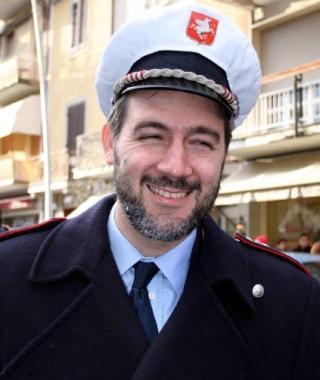 <b>VIGILI URBANI.</b> Il comandante della polizia municipale Vincenzo Strippoli. A destra, operai al lavoro per il rifacimento della segnaletica stradale 