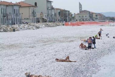 Le spiagge di ghiaia a Marina di Pisa 