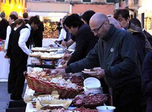Piazza gremita per la super festa