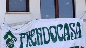 Pisa, gli antagonisti bloccano il sindaco tra urla e spintoni