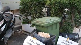 Due immagini della protesta dei ristoranti del centro cittadino per la spazzatura
