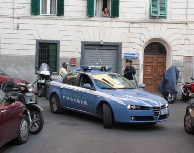 La polizia in via Borromei dopo laggressione 