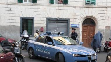 La polizia in via Borromei dopo l’aggressione