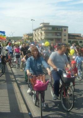 Bimbi e adulti in bicicletta 
