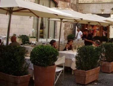 <b>GAZEBO </b>e tende davanti ai bar ai negozi a Marina e Principina infuria la polemica     