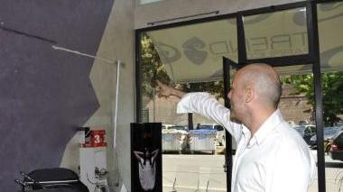 Giù la vetrina del parrucchiere ladri via con televisione e phon