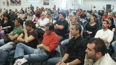 I lavoratori De Tomaso in assemblea alla stazione marittima