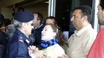 Un agente ferma una delle manifestanti durante l’azione di ieri mattina in via Saragat