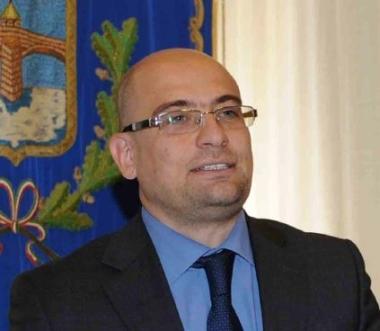 Lambulanza davanti al Comune e il sindaco 