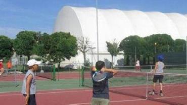 Giovani tennisti in azione