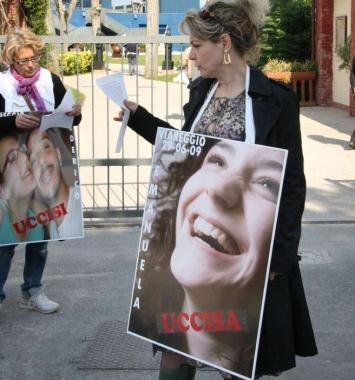 Daniela Rombi con la foto della figlia Emanuela Menichetti 