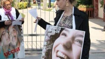 Daniela Rombi con la foto della figlia Emanuela Menichetti
