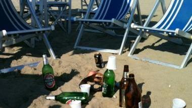 Quello che resta al mattino dei bivacchi sulla spiaggia della Passeggiata