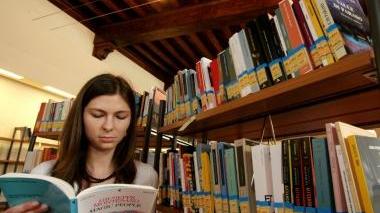 Consultazione di libri in una biblioteca