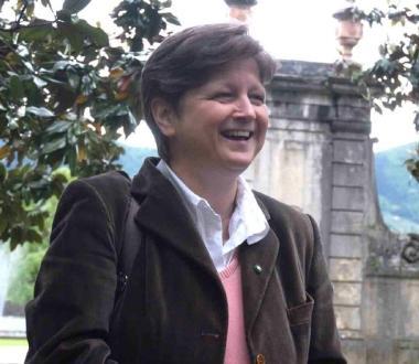 Sabrina Sergio Gori e, a lato, la palazzina in demolizione 