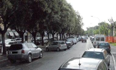 <b>AUTO IN SOSTA</b> su via Ximenes: &laquo;Eliminiamo quei parcheggi&raquo; 