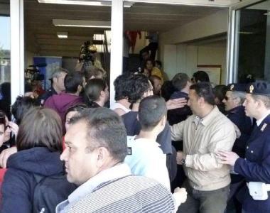 Fasi concitate del tentativo di occupare la societ&agrave; della salute e si soccorre luomo colto da malore 
