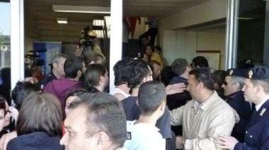 Fasi concitate del tentativo di occupare la società della salute e si soccorre l’uomo colto da malore