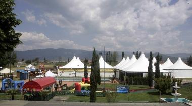 A sinistra una veduta degli stand di Aspettando vivere lAppennino 