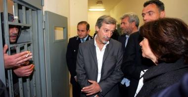 Il sottosegretario a destra che parla con un detenuto 