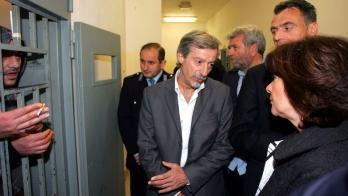 Il sottosegretario a destra che parla con un detenuto