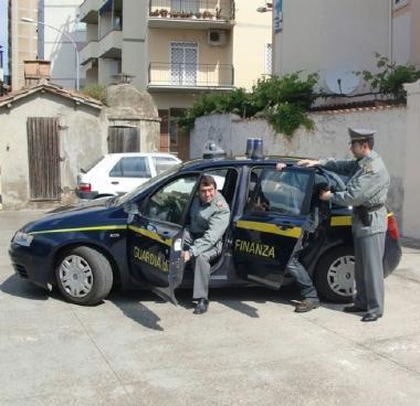<b>IN MANETTE </b>Il giovane mentre viene portato in caserma dai militari della Guardia di Finanza  
