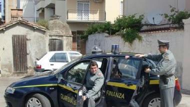 <b>IN MANETTE </b>Il giovane mentre viene portato in caserma dai militari della Guardia di Finanza