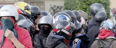 Antagonisti durante il tentativo di sgombero dello stabile in via Marsala 