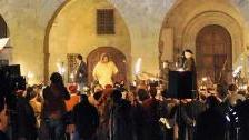 Le riprese in notturna davanti al palazzo comunale