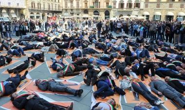 I sindaci durante la protesta di gioved&igrave; a Firenze. In alto, viale della Vittoria 