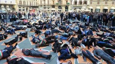 I sindaci durante la protesta di giovedì a Firenze. In alto, viale della Vittoria